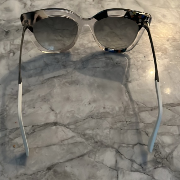 Fendi sun glasses - Picture 3 of 5